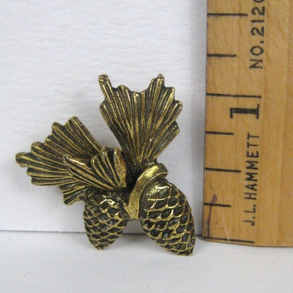 Pinecone Brooch 1 in Metal Pin Vintage 1970 Goldtone Christmas Winter Snow - Picture 4 of 4